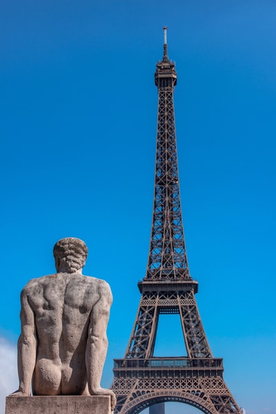 人的雕塑与埃菲尔铁塔